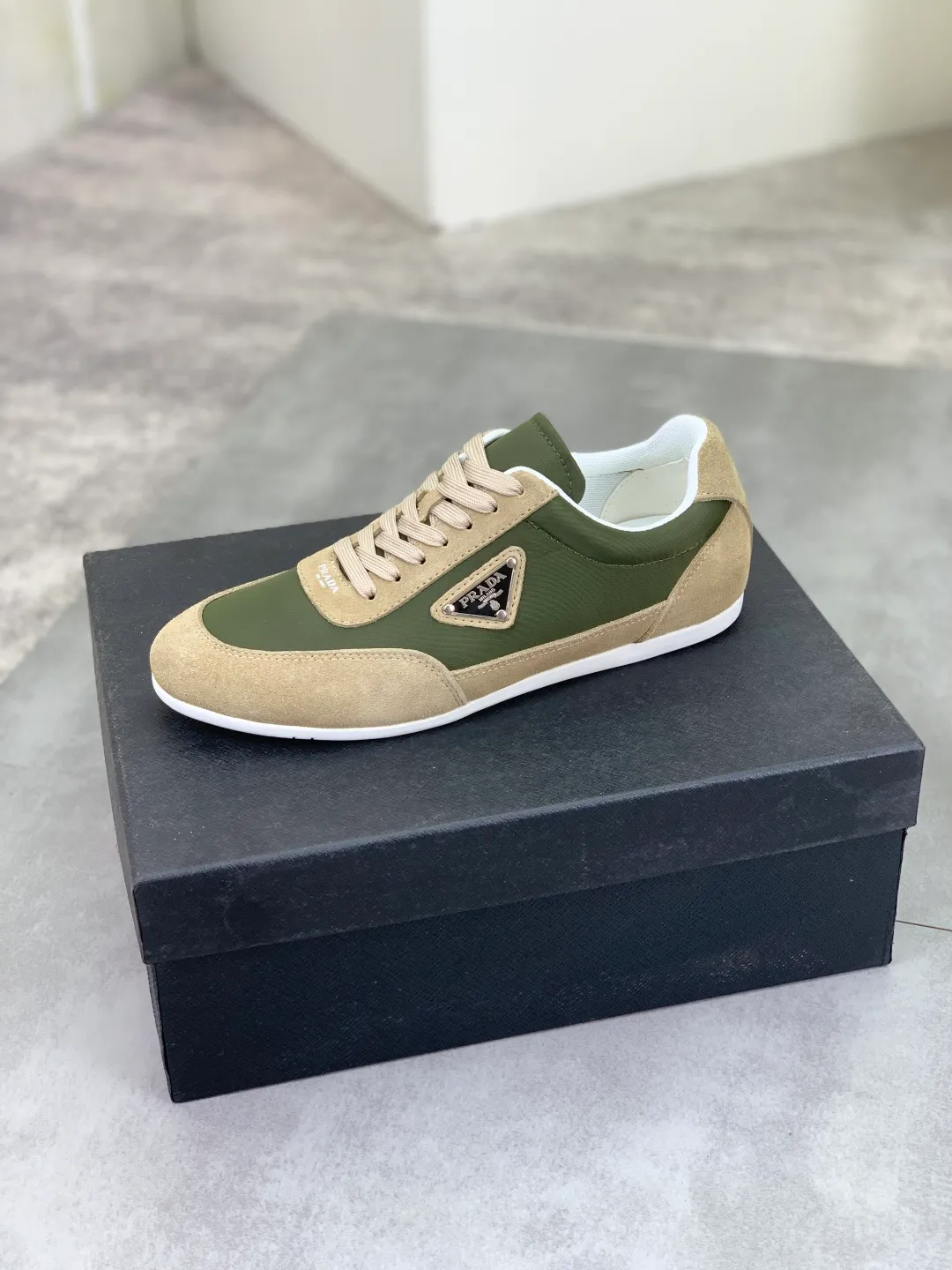 Men's Men's Shoes💰P440💰[New Style] The latest classic model of high-quality PRADA breathable and comfortable men's shoes has been launched on the official website in 1:1 reproduction, synchronized in Hong Kong counters and on the same catwalk; all made of calfskin with breathable mesh fabric ➕Imported soft and comfortable sheep Leather lining, 🍡🍡original 1:1 rubber outsole, non-slip and wear-resistant; comfortable to wear, attractive style, fine workmanship, and simple and neat shoe last, showing a man's courage and toughness, 👍size 38 to 44; 4️⃣colors🉑️ to choose from